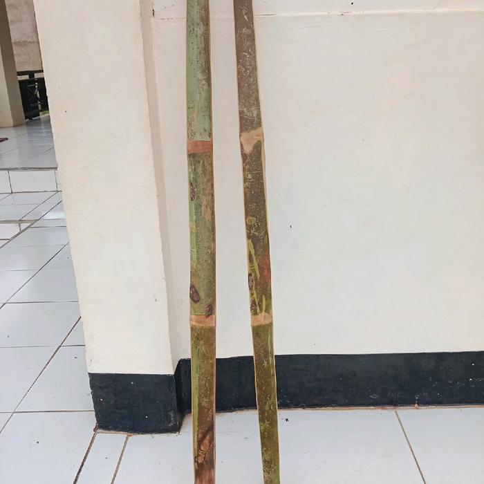 Alat Pikul Bambu Tua untuk Membawa Barang Manual