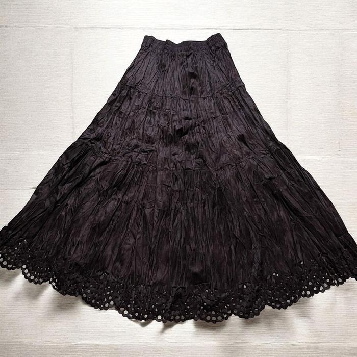 Rok Blu dengan Detail Renda Hitam Elegan untuk Tampilan yang Menarik