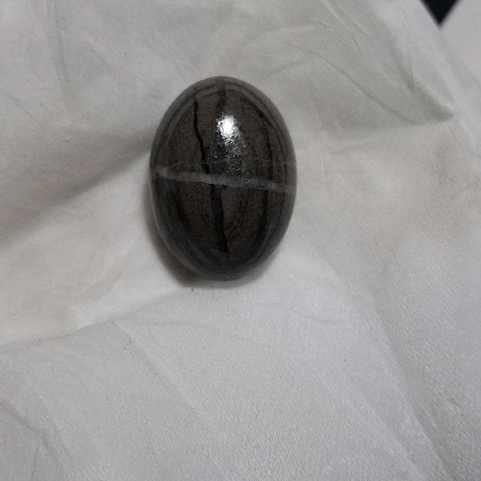 Batu Granit Oval Hitam dengan Pola Garis Putih untuk Dekorasi