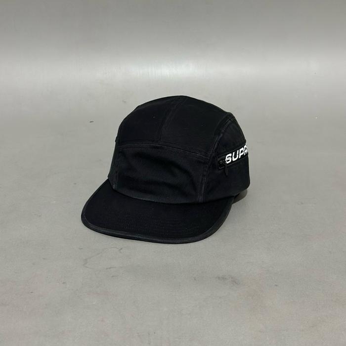 SUPREME- SIDE ZIP CAMP CAP BLACK S/S 26