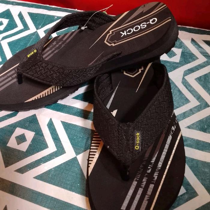 Q-sock Sandal Pria Hitam dengan Desain Garis Putih dan Logo Q-sock di Sisi Sandal