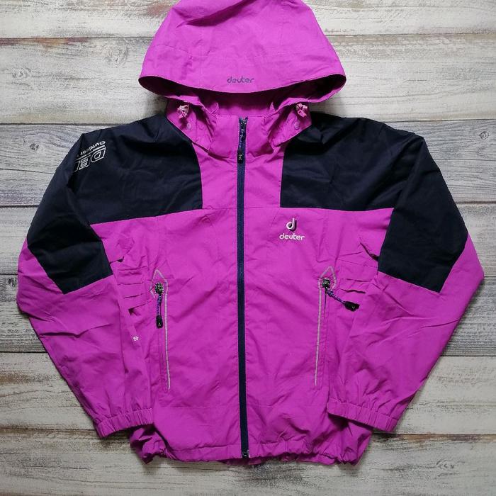 Jaket Outdoor Windbreaker deuter Gorpcore Warna Ungu Hitam dengan Hoodie dan Desain Fungsional