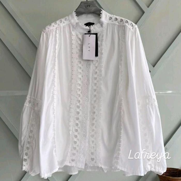 Lafreya Blouse Yoona dengan Detail Bordir dan Tombol Elegan untuk Tampilan Cantik dan Menarik - Whit