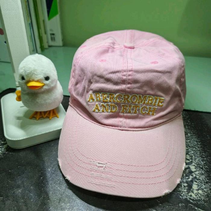 Topi Ripped by Abercrombie & Fitch