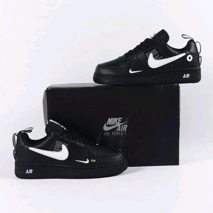 AF 1 LOW LV8 UTILITY BLACK 100% BNIB