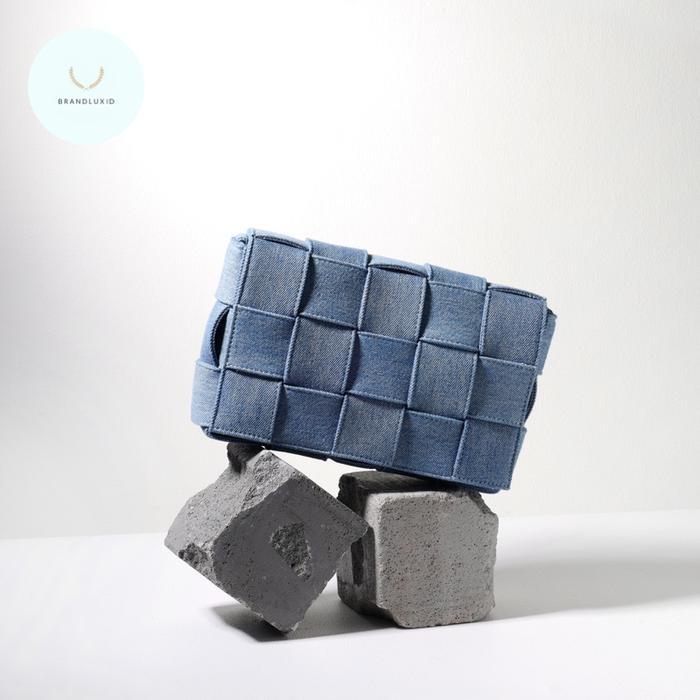 BOTTEGA VENETA MEDIUM INTRECCIO CASSETTE BAG IN INDIGO WASHED DENIM