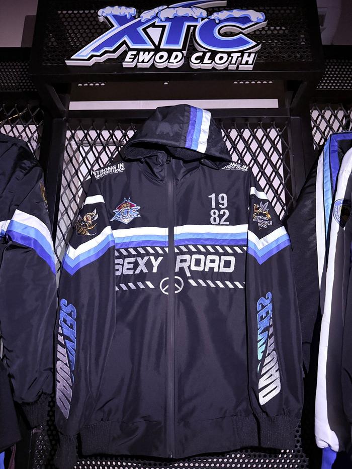 Jacket bomber model Hitam polet bereflektif racing strong in brotherhood berlabel resmi dari DPP xtc