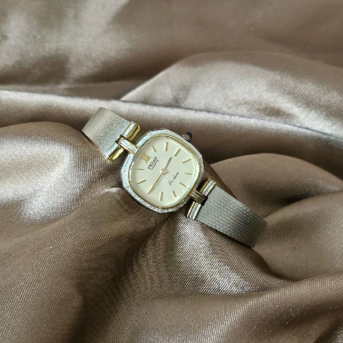 SEIKO EXCELINE 2320-1600 TWO TONE IVORY DIAL GOLD SILVER BEZEL BANGLE SIMPLE INDEX QUARTZ JDM LADIES