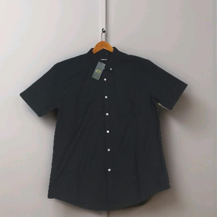 kemeja TORSTEIN polos hitam lengan pendek