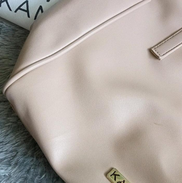 Tas selempang wanita bisa untuk hangout dengan bawa banyak bawaan tapi tetep bisa kece dengan fashio