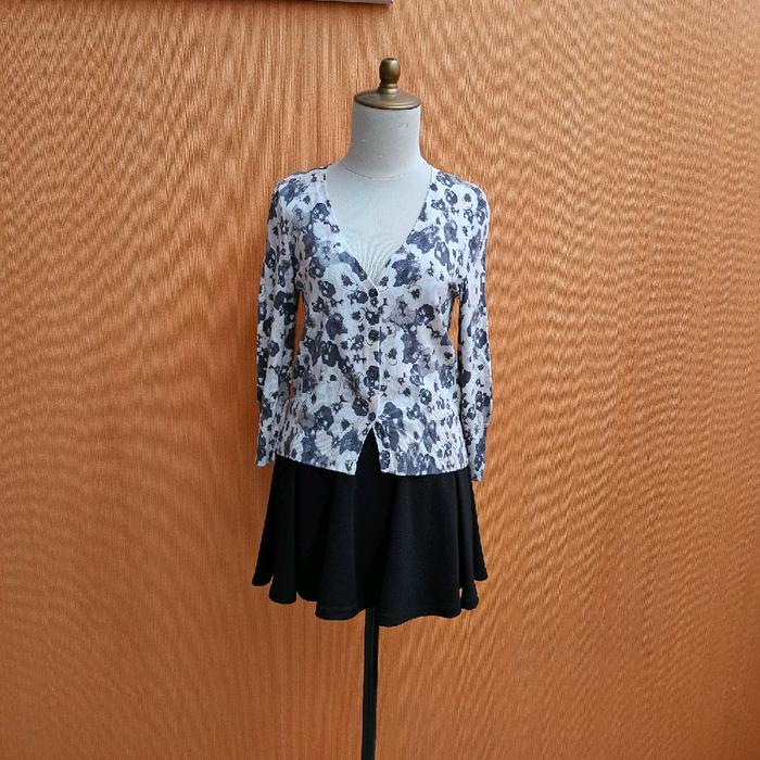 atasan cardigan wanita putih motif bunga abu tua H&M cewek M lengan panjang outer vneck