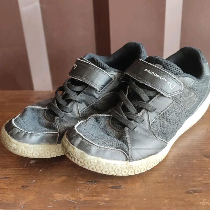 sepatu olahraga decathlon badminton / voli buat jalan" ok