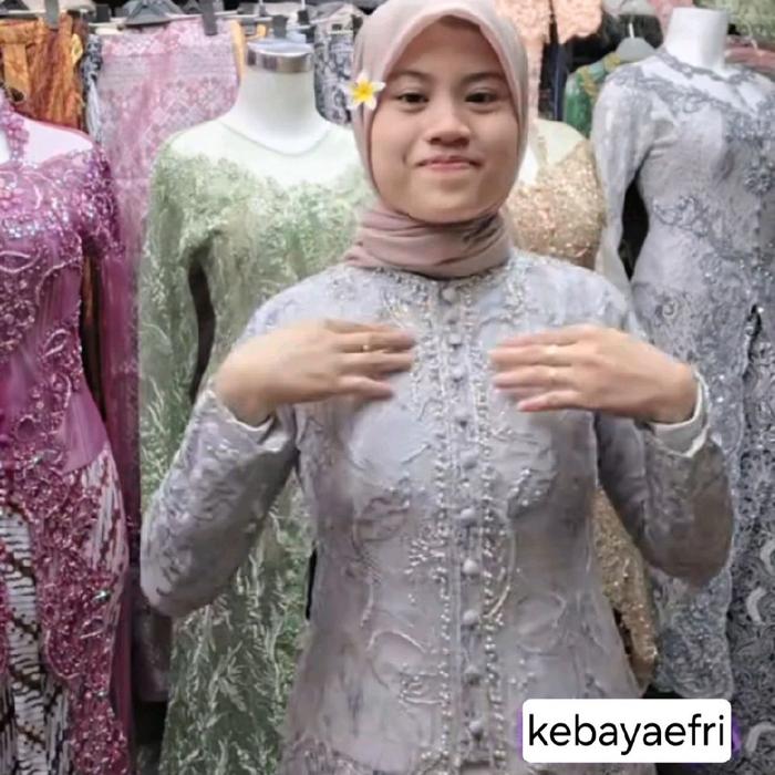 [Flash sale] [Live] [Penawaran terbaik] Kebaya Shanghai Kancing Depan Tile Ramboci (Warna Silver) / 
