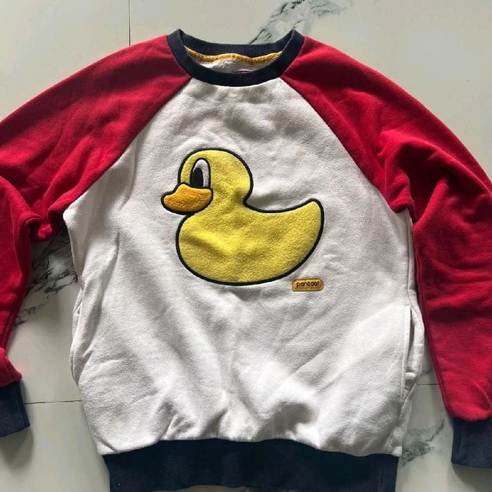 Switer Pancoat 3 Warna Bordir dengan Desain Bebek Kuning dan Lengan Merah untuk Tampilan Unik