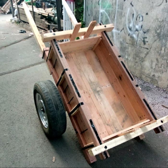 GEROBAK KAYU,SEMEN,PASIR,BARANG,BATU DLL MEMAKAI BAN MOBIL BERKUALITAS
