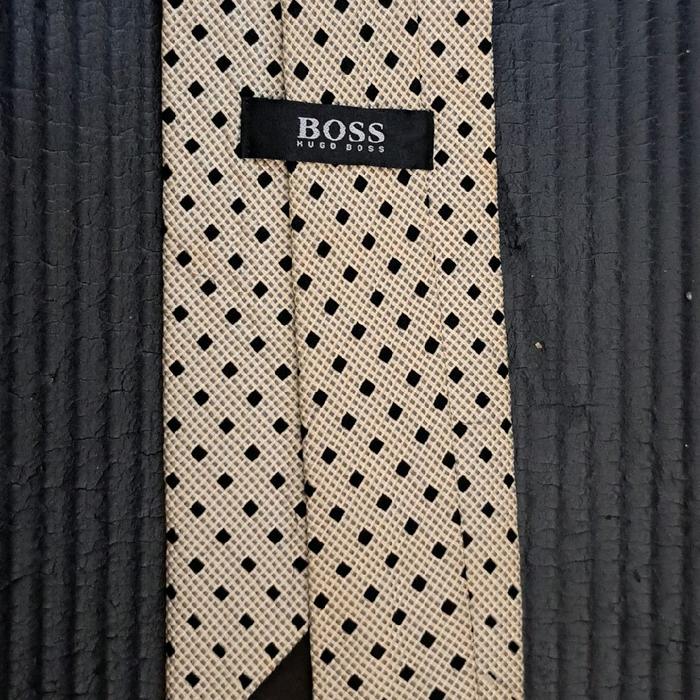 Dasi (neck tie) pria dewasa merk Hugo Boss, Germany. kondisi second: kondisi like new tidak ada caca