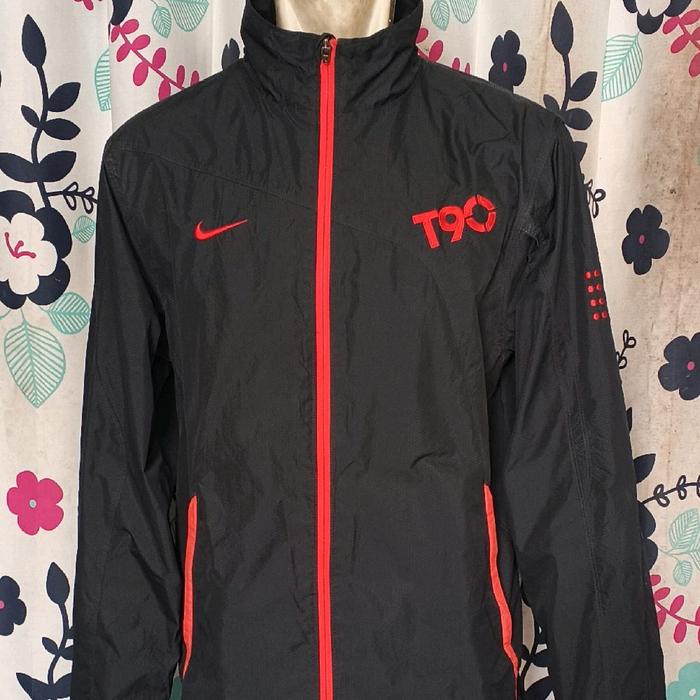 NIKE Jaket Track Sport T90 Total90 Strom-fit Windbreaker dengan Pola Hexagonal Hitam dan Merah
