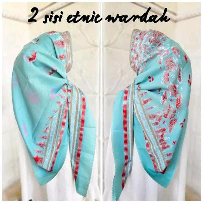 2 Sisi Etnic Wardah - Kain Berwarna Biru dengan Motif Bunga dan Garis Merah - Aksesori Hijab yang Me