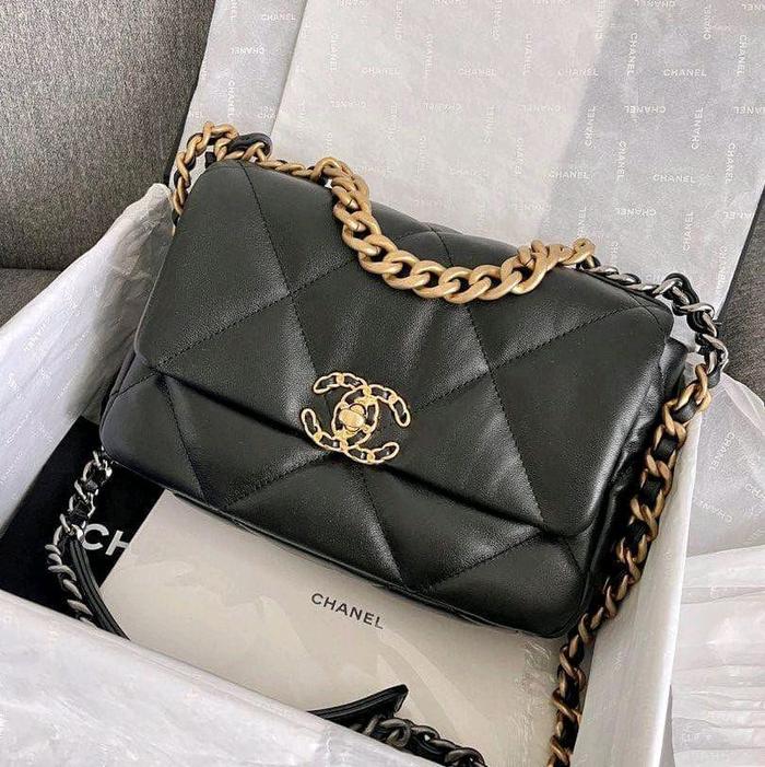 AUTHENTIC CHANEL 19 MEDIUM BLACK LAMBSKIN GHW PRELOVED