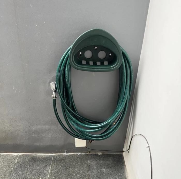 Ace hardware gantungan selang air / hose hanger