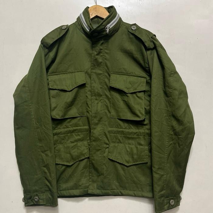 Jaket pria model M65 dengan desain utility klasik yang maskulin dan timeless. Cocok untuk aktivitas 