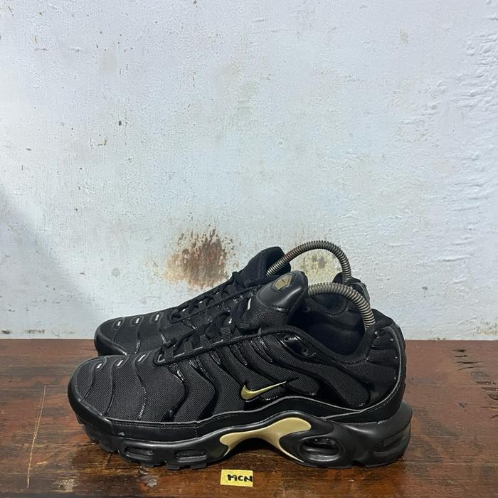 Sepatu second branded nike am tn black gold size 43