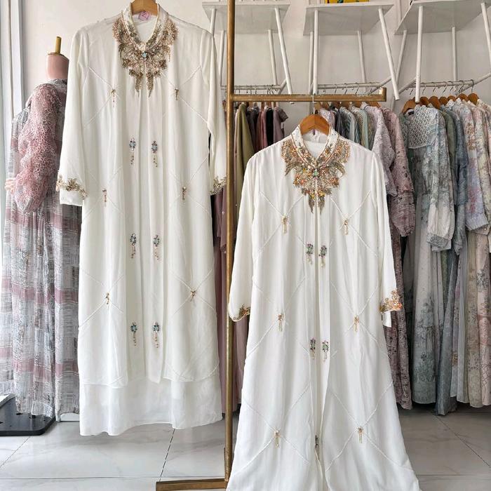 gamis kaftan putih manik.