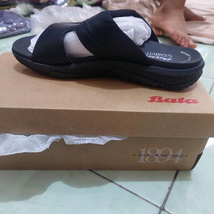 sandal pria Bata warna hitam