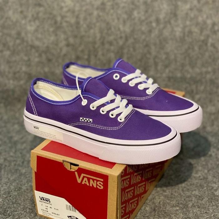 Vans Authentic Sepatu Sneakers Pria Wanita Warna Ungu Model Authentic Classic Dengan Tali Putih Nyam