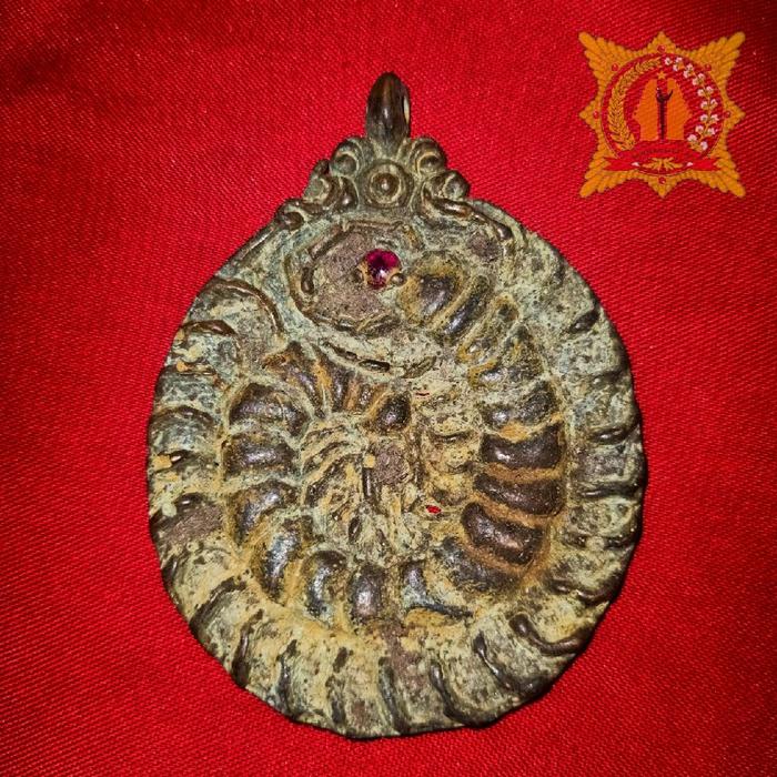 Liontin Antik Majapahitan Motif Lipan bermata batu merah atau mustika lipan