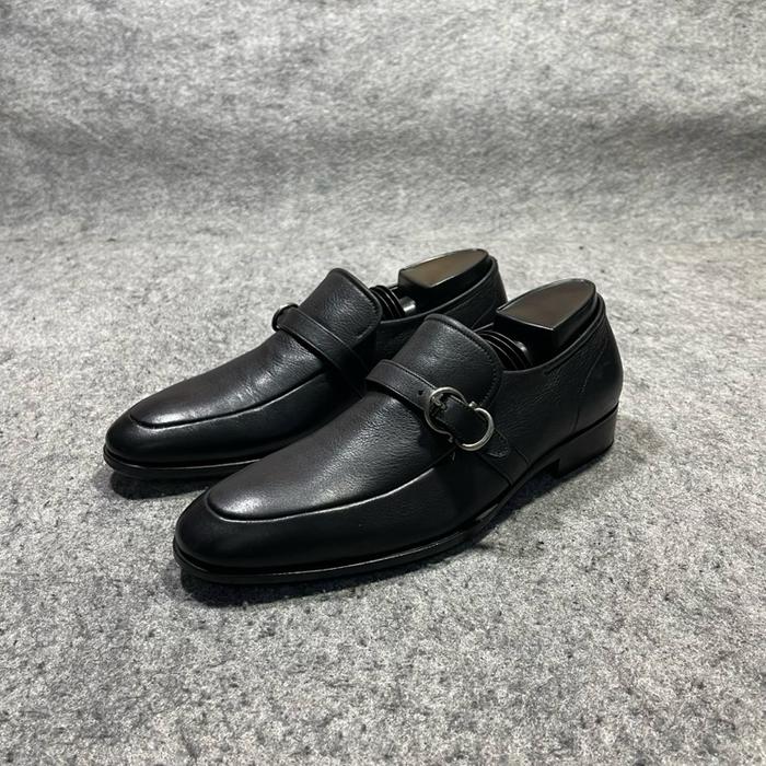 Merek : SALFATORE FERRAGAMO  Model : LOAFERS MONGSTRAF Asla. : MADE IN ITALY Ukuran: 6.5 setara 40 i
