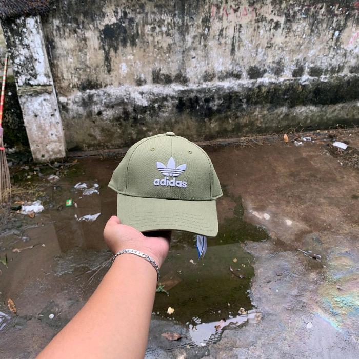 Adidas Topi Baseball Olive Green dengan Logo Trefoil Klasik untuk Gaya Santai Anda