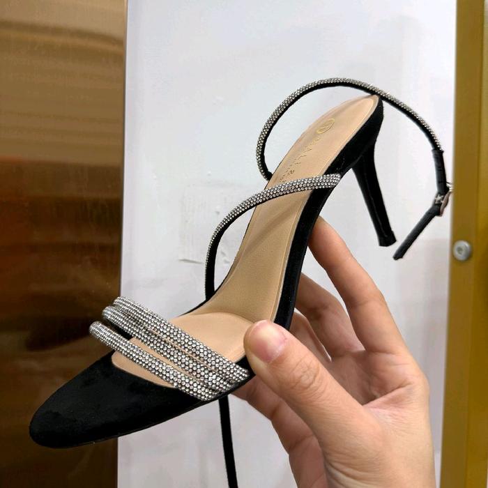 Sandal Wanita Mutiara Tali Cinta dengan Hiasan Mutiara Elegan dan Tali Cinta yang Menarik