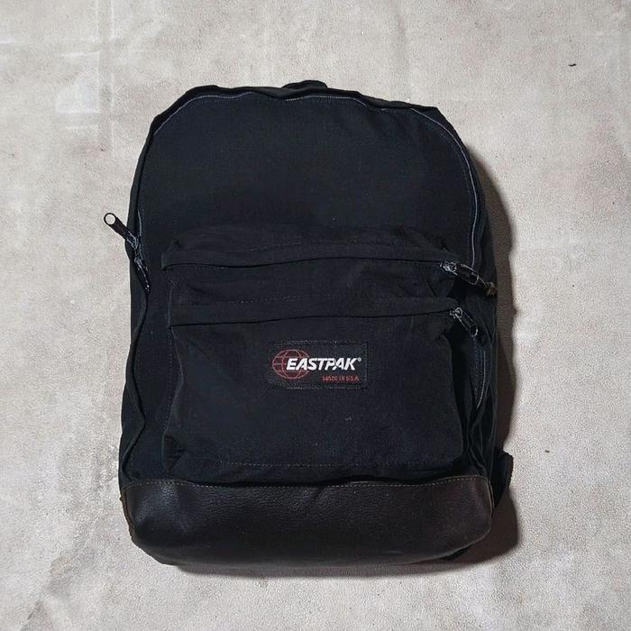 Tas daypack pria Eastpak hitam bekas