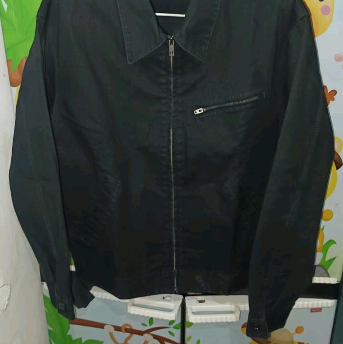Jaket Uniqlo Blouson Hitam dengan Ritsleting dan Saku Depan