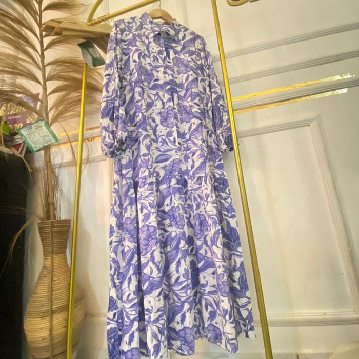 Gamis Nadira Cantik Jelita dengan Desain Bunga Elegan dan Warna biru untuk Tampilan Mewah