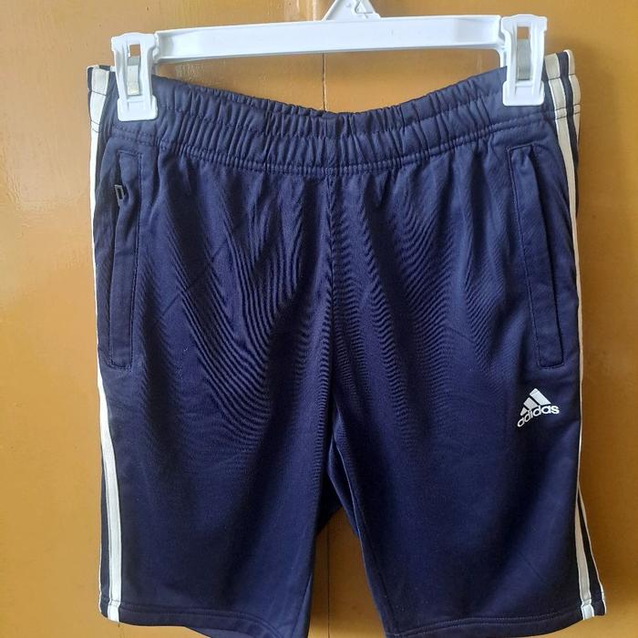 Adidas Celana Pendek Navy Original dengan Desain Samping Putih dan Logo Adidas di Sisi