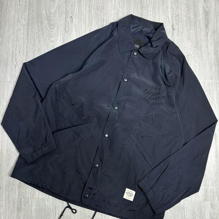 DESIGN UNITED COACH JACKET - Jaket Pria dengan Desain Elegan dan Nyaman untuk Berbagai Kesempatan