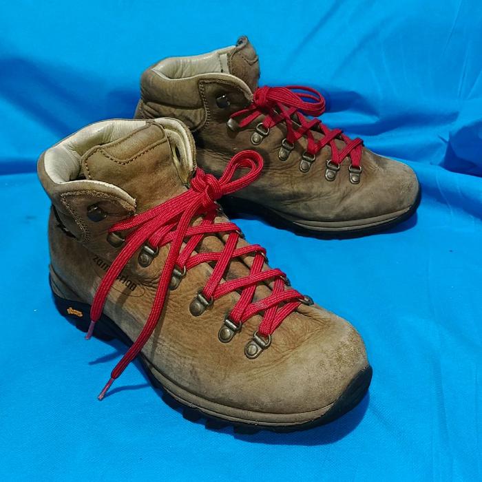 thrift sepatu kulit HIKING GUNUNG ZlMBERLAN size 40 insol 25cm