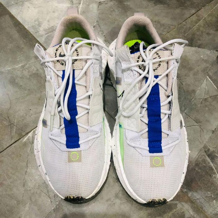 Nike Sepatu Sneakers Pria Putih dengan Detail Biru dan Hijau Nyaman untuk Olahraga dan Santai