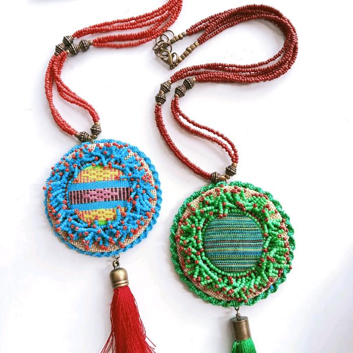 kalung etnik berbahan perca kain yang dipadu dengan ornamen pendukung