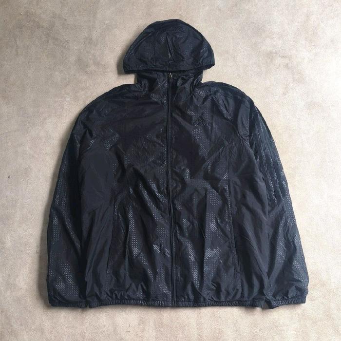 Jaket windbreaker olahraga pria Adidas climaproof hitam motif bekas