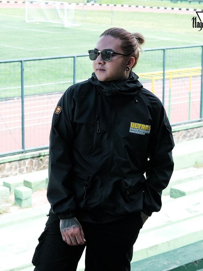 Jaket Ultras Hooligan Casual Distro Premium Nagoya - Jaket Parasut Pria Pocket Hitam Putih
