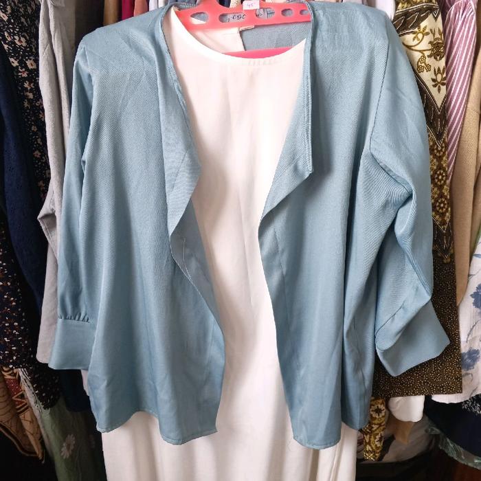 dress wanita berwarna putih memakai blazer berwarna hijau toska