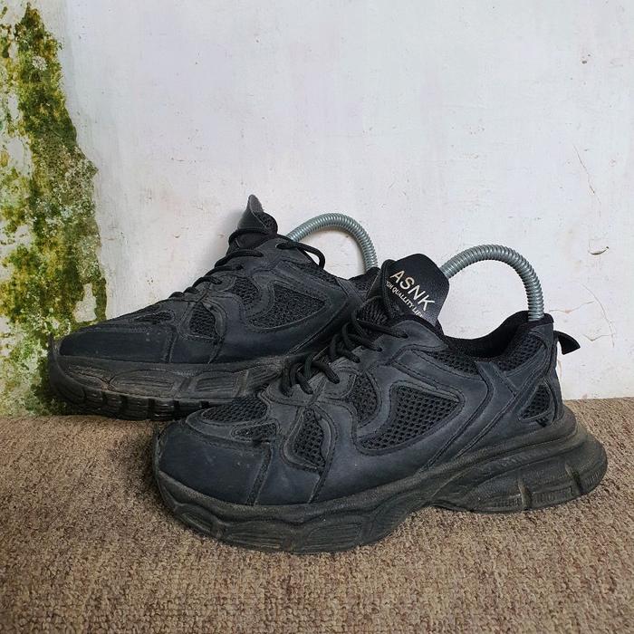 Sneaker fullblack dari ASNK