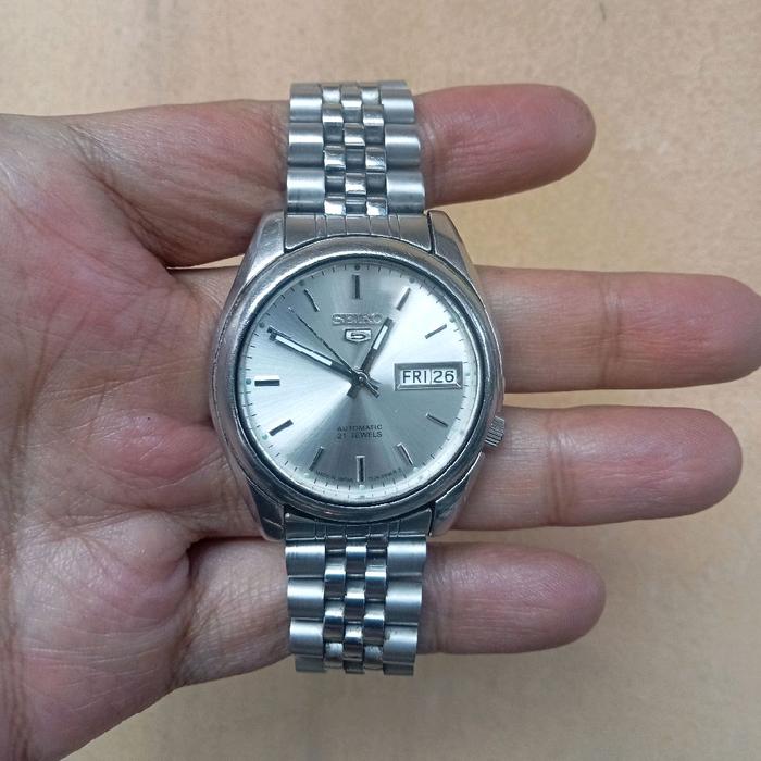 Jam tangan vintage watch seiko 5 automatic 21 jewels 7S26B daydate silver sunburst dial jubilee brac