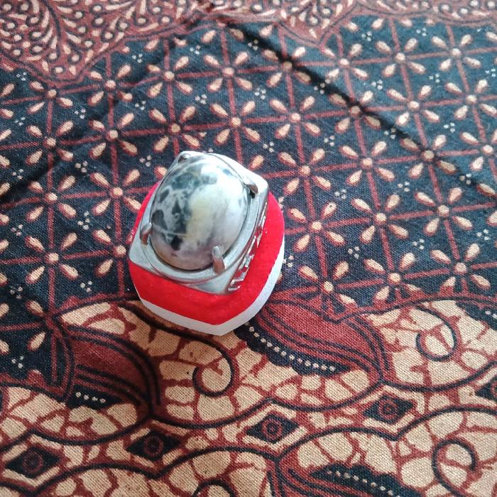 Batu Pirus Jumbo Maluk adalah jenis batu permata yang memiliki warna biru muda hingga hijau. Pirus M