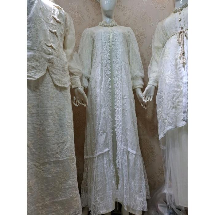 Gamis outer lepas putih .