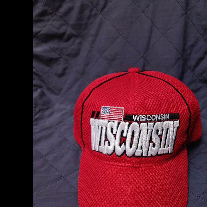Topi Merah dengan Logo Wisconsin dan Bendera Amerika Serikat