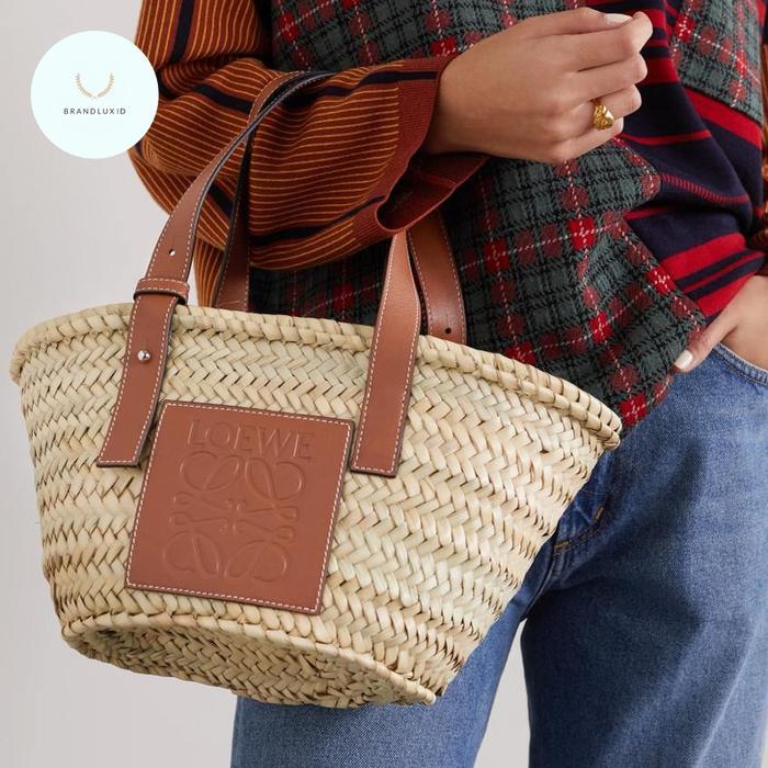 LOEWE SMALL BASKET BAG IN RAFFIA IN NATURAL/TAN